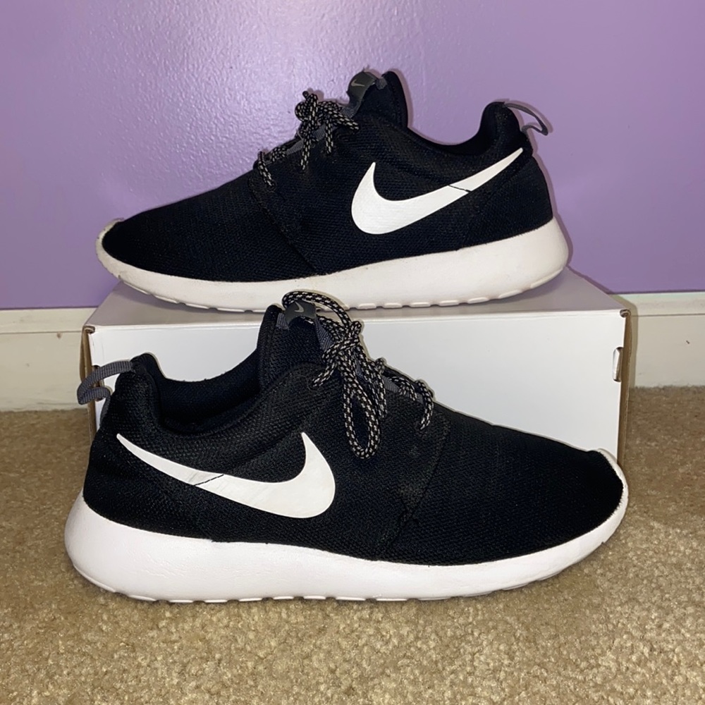 Size 9.5 WOMENS Nike Roshe One